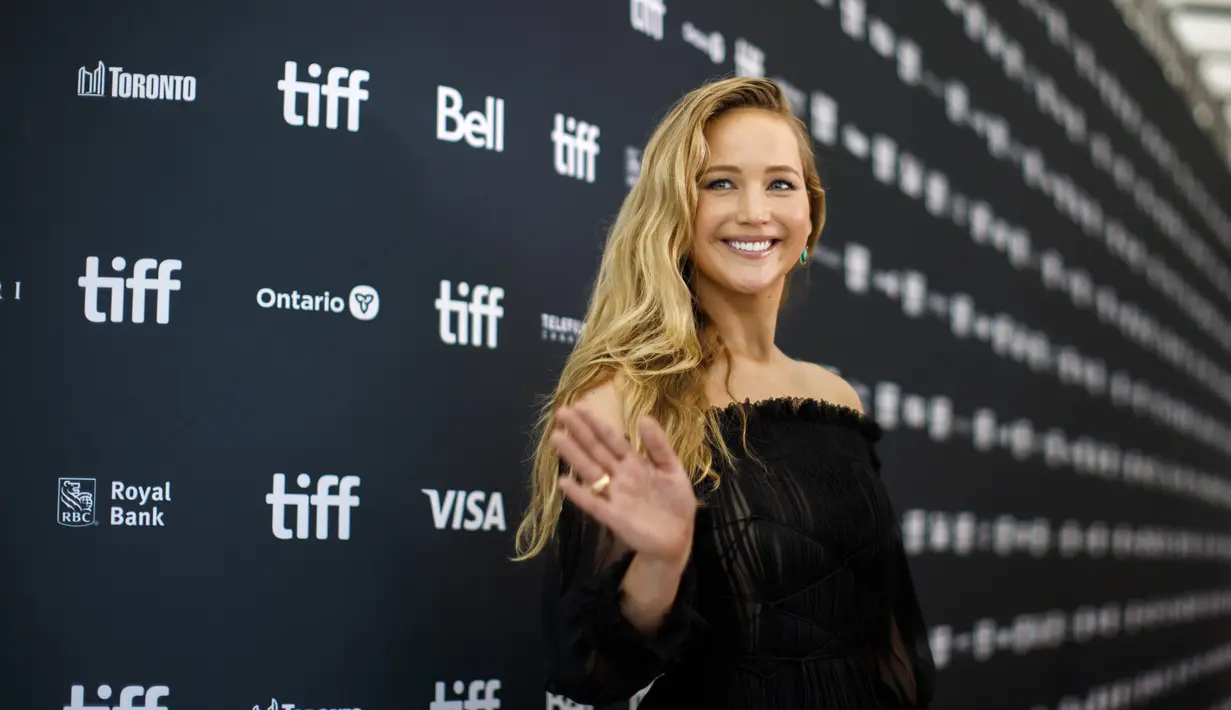 Jennifer Lawrence melambaikan tangan saat menghadiri pemutaran perdana " Causeway " selama Toronto International Film Festival di Toronto Sabtu (10/9/2022). Lawrence yang berusia 32 tahun, yang juga berperan sebagai produser di film tersebut, memancarkan kepercayaan diri saat dia berpose untuk fotografer di karpet merah. (Photo by Evan Agostini/Invision/AP)