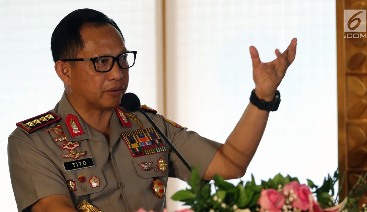 Kapolri Jendral Pol Tito Karnavian memberi sambutan saat acara penandatanganan di Kompleks Parlemen, Senayan, Jakarta, Rabu (14/2). Penandatanganan kerjasama tersebut tentang peningkatan pengamanan di lingkungan DPR. (Liputan6.com/JohanTallo)
