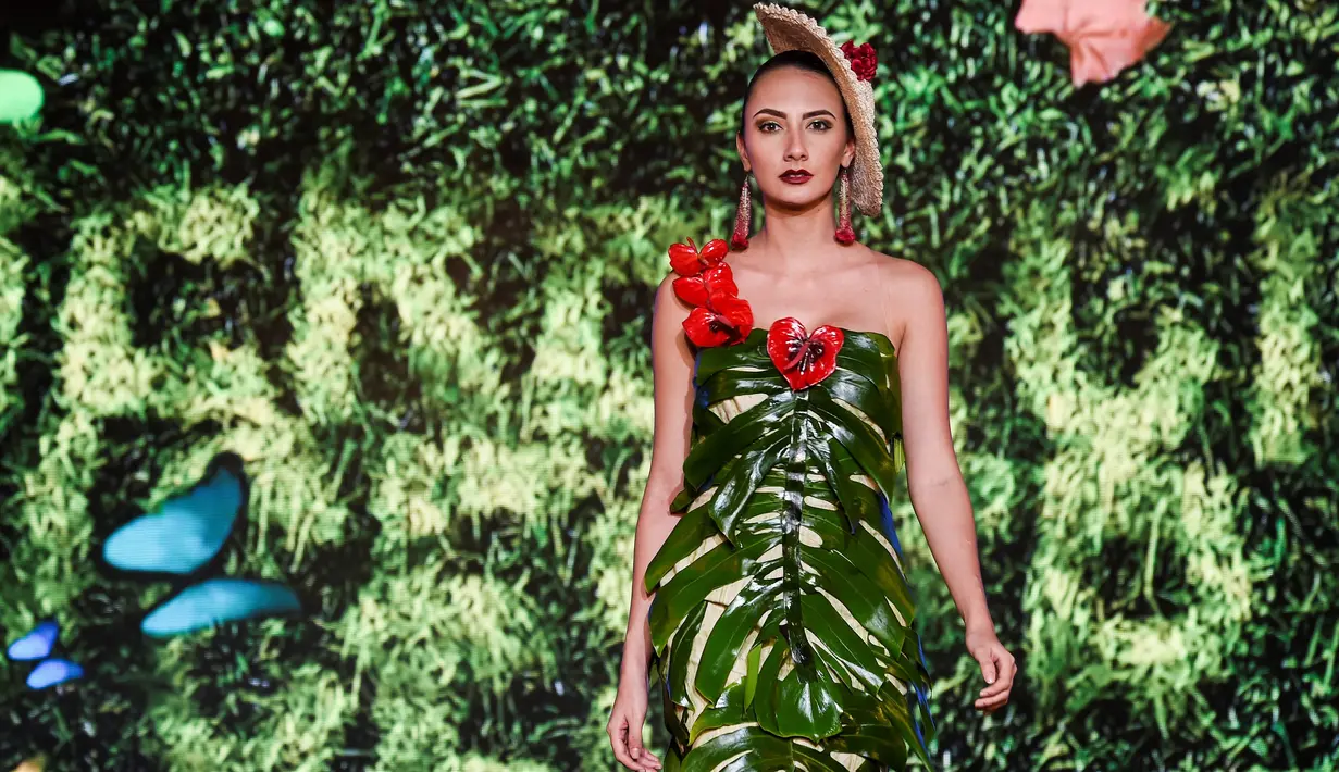 Seorang model memperagakan busana rancangan desainer Kolombia, Lina Palacios selama BioFashion Show di Cali  pada 17 November 2018. Ajang ini menampilkan gaun-gaun unik yang terbuat dari tanaman hidup, bunga dan unsur organik lain. (Luis ROBAYO/AFP)