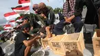 Petani Kendeng berunjuk rasa memasung kaki dengan semen di depan Istana Negara, Jakarta, Rabu (15/3). Unjuk rasa mereka telah memasuki hari ketiga. (Liputan6.com/Immanuel Antonius)