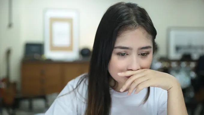 [Bintang] Ekspresi Serius Prilly Latuconsina di Film Danur