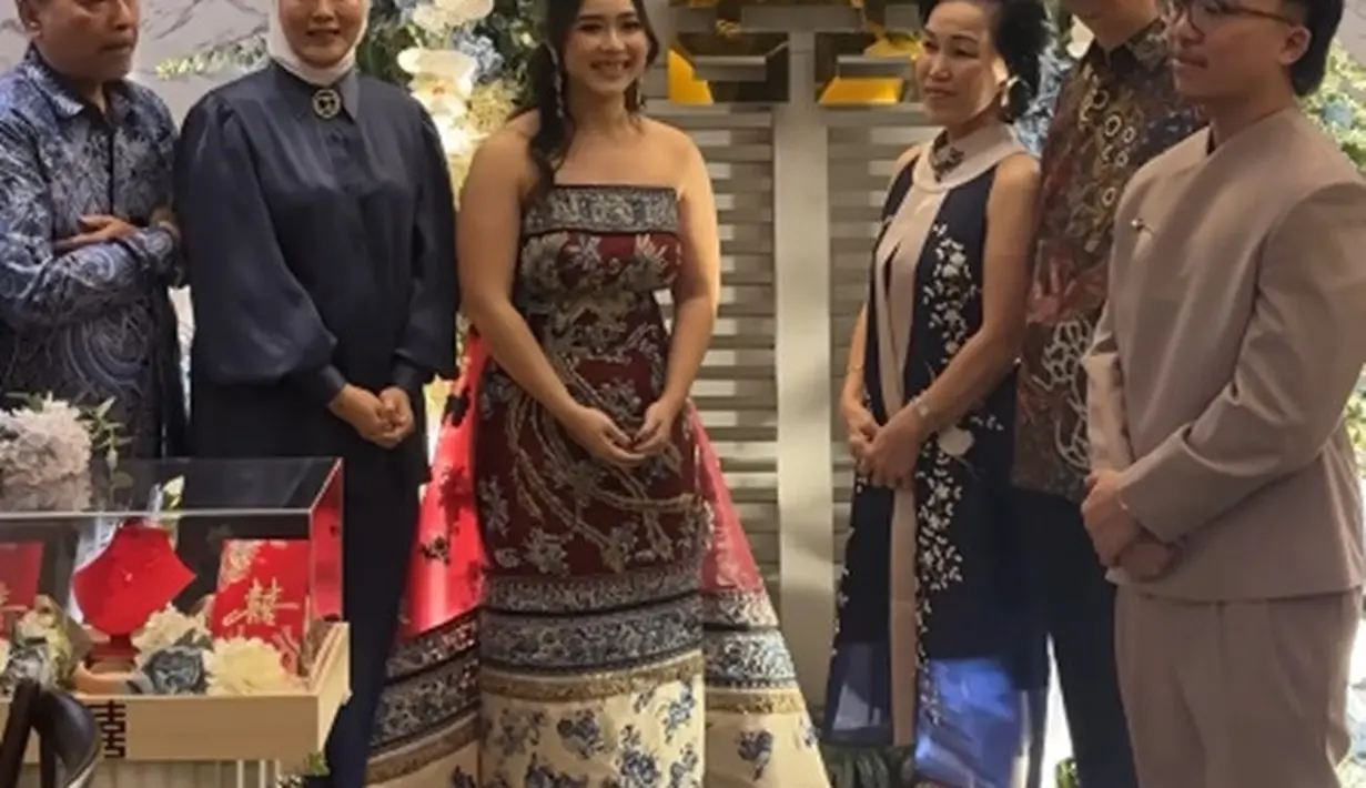 Di momen ini, Elma Theana mengunggah sebuah video dari prosesi ini, menampilkan sang putri yang akan segera menikah dengan lelaki pilihannya. [Foto: Instagram/elmatheana]