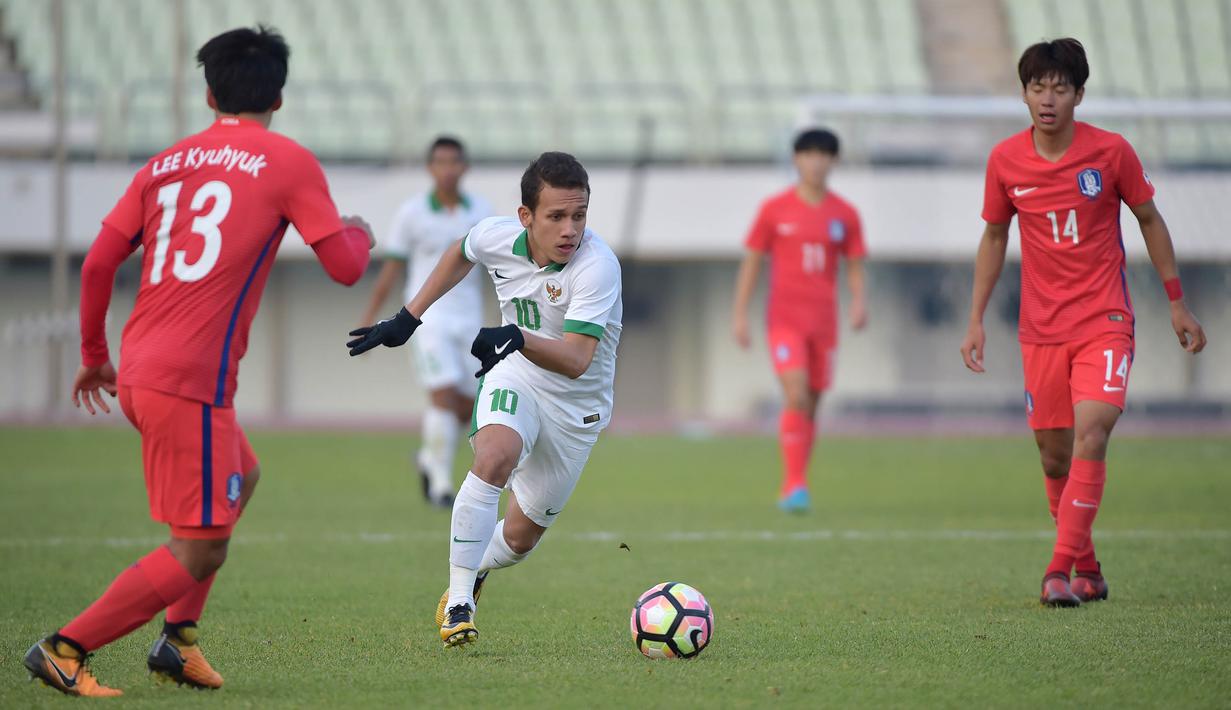 Gelandang Indonesia U-19, Egy Maulana Vikri, berusaha melewati pemain Korea Selatan (Korsel) pada kualifikasi Piala Asia U-19 2018 di Stadion Paju, Sabtu (4/11/2017). Korsel menang 4-0 atas Indonesia. (AFP/Kim Doo-Ho)
