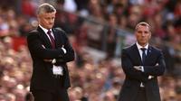 Ekspresi Manajer Manchester United Ole Gunnar Solskjaer (kiri) dan Manajer Leicester City Brendan Rodgers (kanan) saat menyaksikan anak asuh mereka bertanding pada laga Liga Inggris di Stadion Old Trafford, Manchester, Inggris, Sabtu (14/9/2019). MU menang atas Leicester. (Oli SCARFF/AFP)