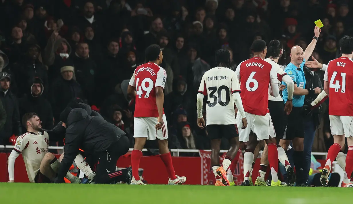 Ketegangan yang melibatkan pemain Liverpool, Conor Bradley dan pemain Arsenal, Gabriel Martinelli mewarnai laga lanjutan Liga Inggris 2025/2026 di Emirates Stadium, London, Inggris, Kamis (08/01/2025). (AP Photo/Ian Walton)