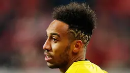 Pierre-Emerick Aubameyang saat bertanding melawan FSV Mainz 05 pada Liga Jerman di Mainz pada 12 Desember 2017. Pesepakbola asal Gabon tersebut merupakan rekrutan kedua Arsenal pada bursa transfer Januari ini. (AP Photo/Michael Probst)