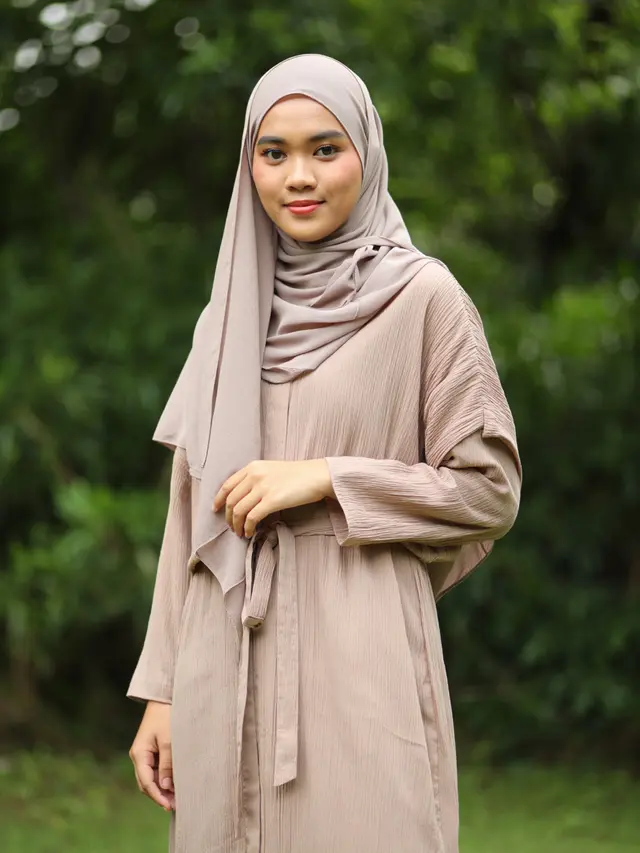 Model Gamis Bahan Crinkle dengan Potongan Loose Casual