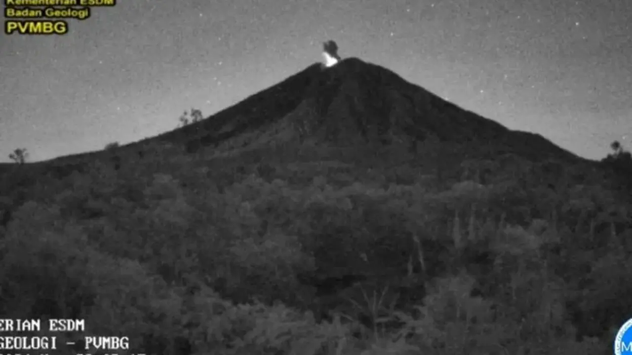 Gunung  Semeru erupsi dengan ketinggian 600 meter di atas permukaan laut (Istimewa)