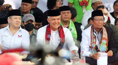 Pasangan calon presiden dan calon wakil presiden nomor urut 3 Ganjar Pranowo (tengah) dan Mahfud MD (kanan) didampingi Ketua Umum Partai Perindo Hary Tanoesoedibjo (kiri) saat menghadiri acara deklarasi dukungan di Lapangan Jalan Akses Rusun, Cakung, Jakarta Timur, Sabtu (6/1/2024). Keluarga Besar Forum Betawi Rempug (FBR) dan Ikatan Keluarga Madura (IKM) mendeklarasikan dukungannya kepada pasangan Ganjar Pranowo-Mahfud MD pada Pilpres 2024. (Liputan6.com/Herman Zakharia)