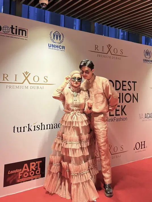 Dalam acara fashion show tersebut, Dinda Hauw tampil anggun mengenakan salah satu koleksi Spring Summer 2022 Khanaan, NADARA. (Instagram/rey_mbayang).