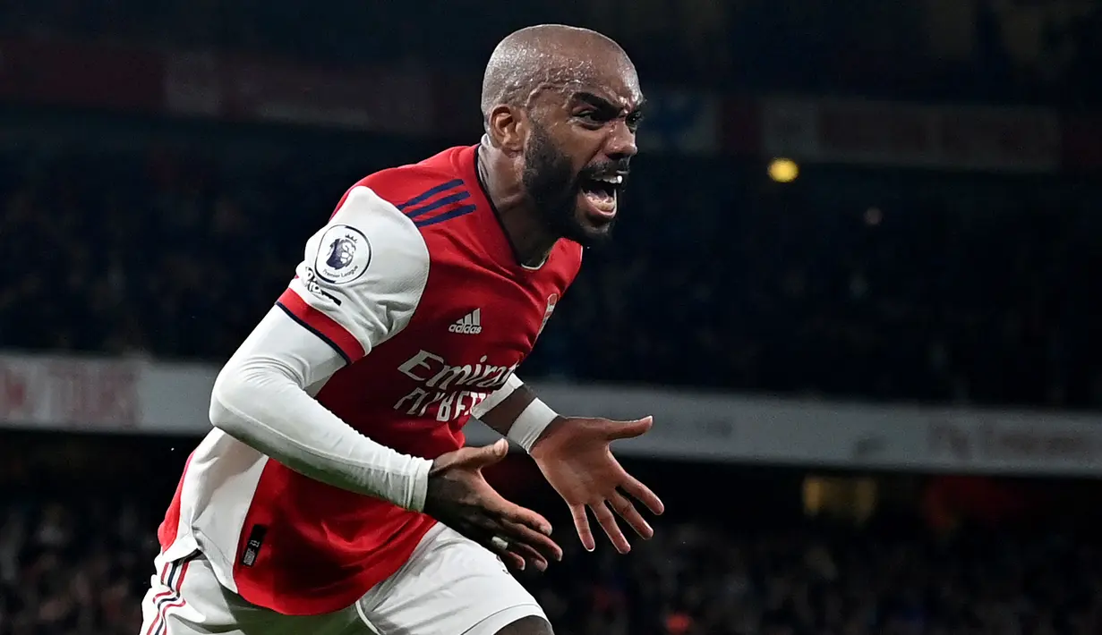 Alexandre Lacazette. Striker Prancis berusia 30 tahun ini didatangkan pada awal 2017/2018 dari Olympique Lyon. Musim 2021/2022 ini adalah musim terakhirnya dan kemungkinan tidak akan diperpanjang. Hingga kini ia total telah bermain dalam 183 laga dengan torehan 68 gol dan 29 assist. (AFP/Glyn Kirk)