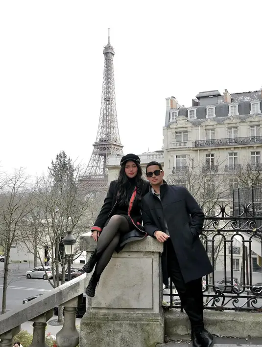 Rachel Vennya turut mengajak sang kekasih, Salim Nauderer dalam agenda liburan keluarga ke Eropa. Begini tampilan kompak mereka berpose dengan latar menara Eiffel dengan outfit berlapis serba hitam. [@rachelvennya]