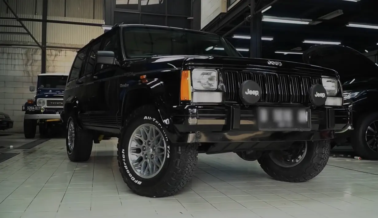 Jeep Cherokee berpenampilan serba hitam menjadi koleksi mobil berdimensi besar diantara mobil-mobilnya yang cenderung kompak. (Source: YouTube/galerixj_inc)