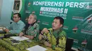 Achmad Mustaqim (kanan) memberi keterangan pers jelang digelarnya Mukernas ke-2 PPP di Jakarta (16/7). Mukernas tersebut merupakan ajang konsolidasi partai demi menyambut Pilkada 2018 dan Pemilu Serentak 2019.(Liputan6.com/Helmi Afandi)