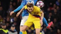 Pemain Barcelona Ivan Rakitic (depan) berebut bola dengan pemain Napoli Piotr Zielinsk pada pertandingan babak 16 besar Liga Champions di San Paolo Stadium, Naples, Italia, Selasa (25/2/2020). Pertandingan berakhir dengan skor 1-1. (Alfredo Falcone/Andrew Medichini)