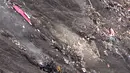 Puing pesawat Germanwings terlihat menyebar di pegunungan Alpen, dekat Digne les Bains, Prancis, Selasa (24/3/2015). Diperkirakan seluruh penumpang dan kru yang berjumlah 150 orang tewas dalam kejadian ini. (AFP PHOTO /DENIS BOIS /GRIPMEDIA / AFP TV)