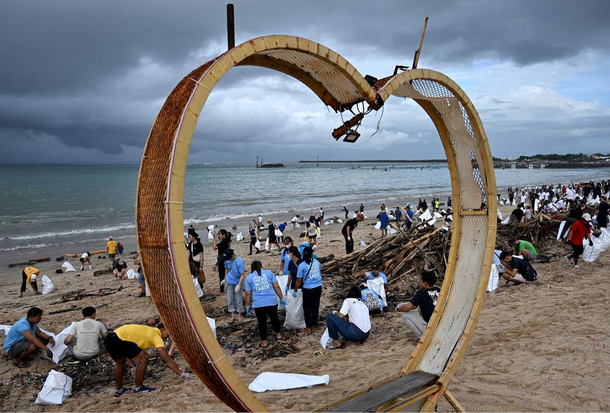 Aksi Bersama Membersihkan Sampah di Pantai Kedonganan Bali