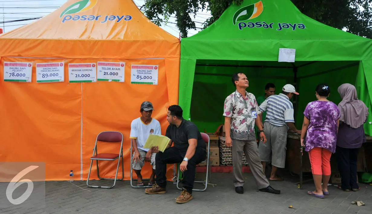 PD Pasar Jaya menggelar operasi pasar murah di 20 titik pasar pada bulan Ramadan di wilayah Jakarta, Kamis (9/6/2016). Operasi pasar sendiri digelar mulai 4 Juni hingga 17 Juli mendatang. (Liputan6.com/Yoppy Renato)