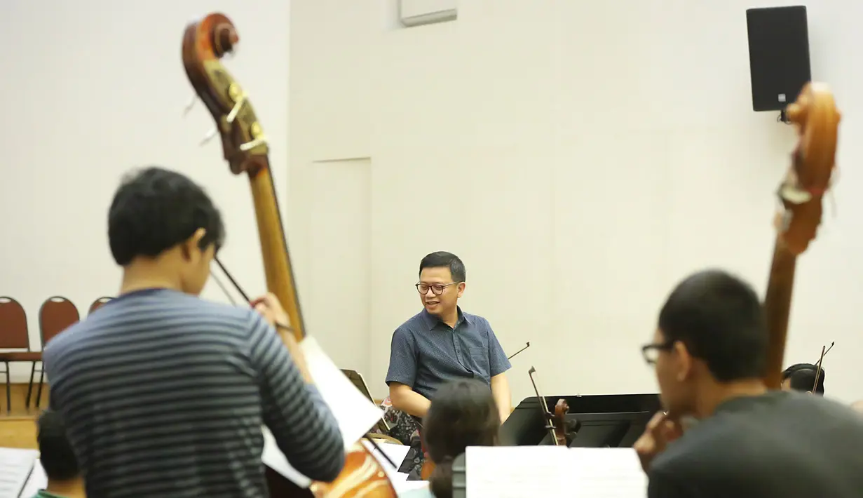 Menurut Leopold Hager (Konduktor dari Austria), Gaya Avip saat menjadi konduktor mirip dengan Leonard Bernstein. Seorang konduktor legendaris Amerika yang namanya mendunia, Tegas dan dinamis. (Bambang E.Ros/Fimela.com)