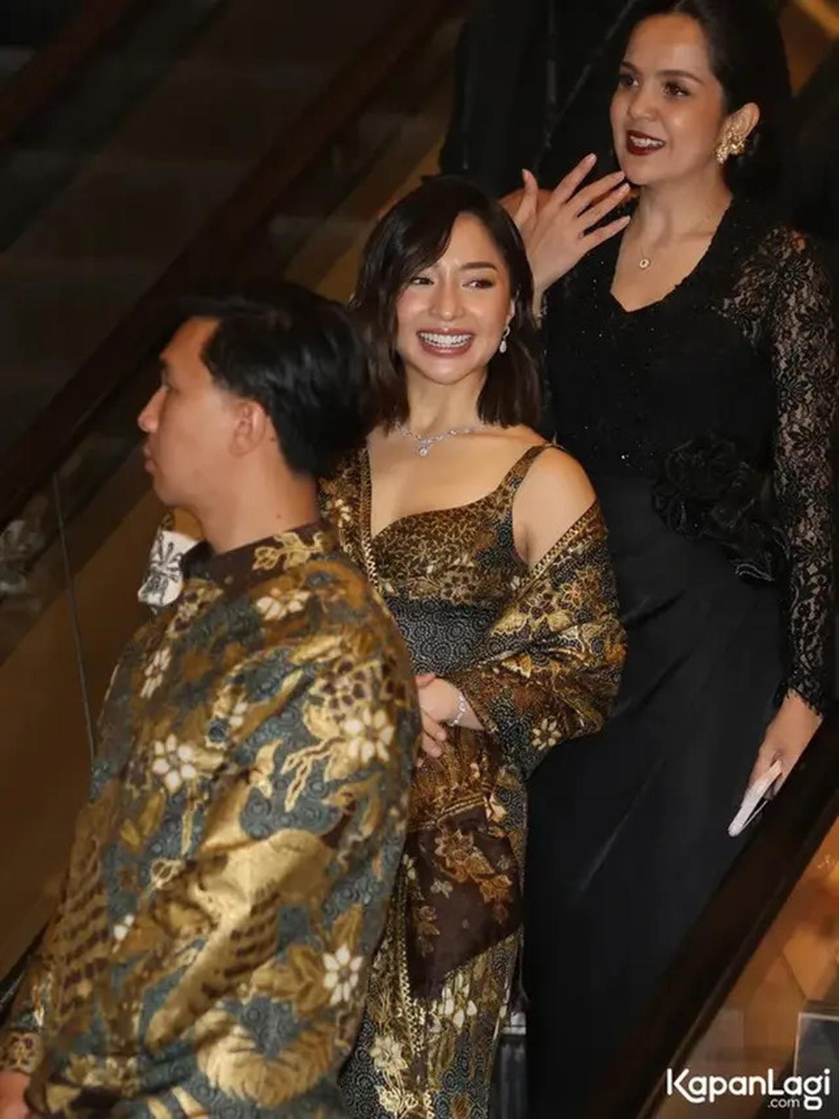Foto Dress Batik Nikita Willy, Gaya Mewah dan Eksklusif di Resepsi Luna Maya