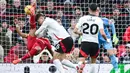 Pemain Liverpool, Luis Diaz, berusaha melepaskan tendangan salto saat melawan Fulham dalam laga pekan 16 Liga Inggris 2024/2025 yang digelar di Anfield, Sabtu (14/12/2024) malam WIB. (AFP/Oli Scarff)