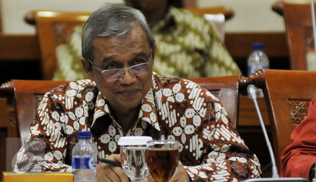 Ketua PP Muhammadiyah bidang hukum, Busyro Muqoddas saat menghadiri Rapat Dengar Pendapat Umum dengan Komisi III DPR, Jakarta, Selasa (12/4). Rapat membahas meninggalnya Siyono karena diduga ada pelanggaran HAM oleh BIN. (Liputan6.com/Johan Tallo)