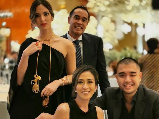 Kalung Bentuk Wayang Yang Dipakai Nia Ramadhani Jadi Perbincangan Lifestyle Liputan6 Com