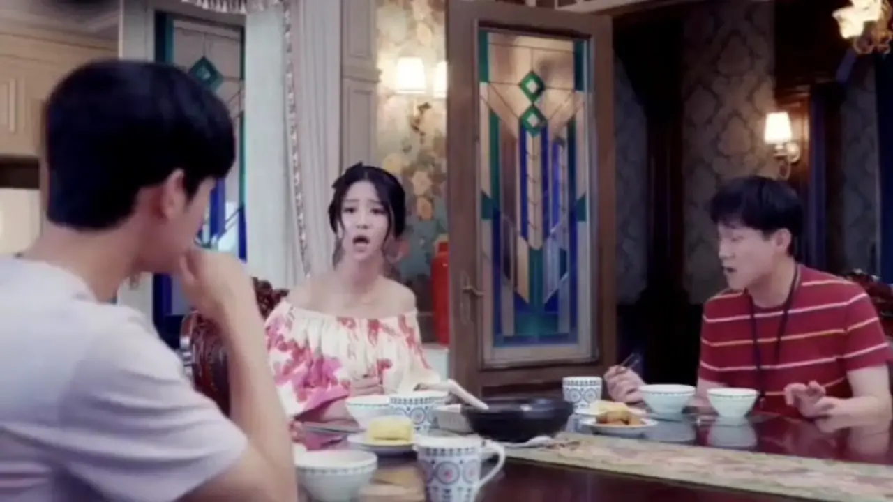 Drama It's Okay to Not Be Okay sedang menyantap Soy Sauce Braised Quail Eggs Maechurial Jangjorim