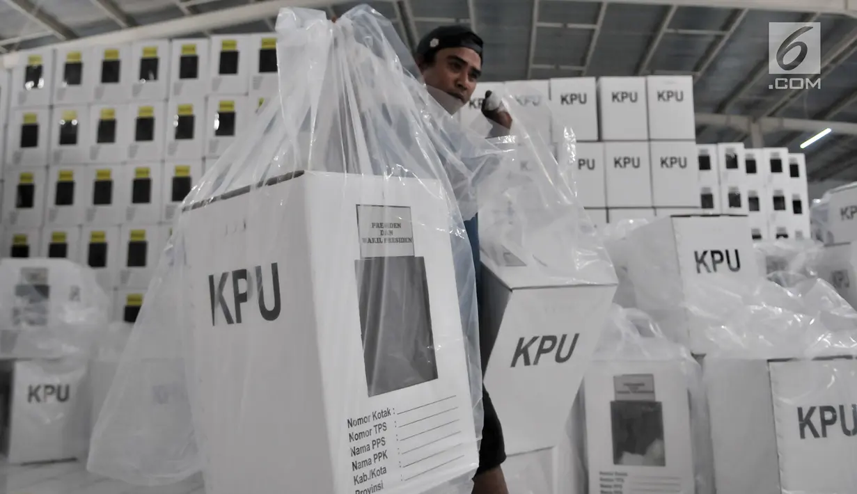 Pekerja menata kotak suara Pemilu 2019 di Gudang Logistik KPU Kota Bekasi, Rabu (20/12). Komisioner bidang logistik KPU Kota Bekasi telah menerima sebanyak 32.500 kotak suara dari 33.600 kotak suara yang ditargetkan. (Merdeka.com/Iqbal S. Nugroho)