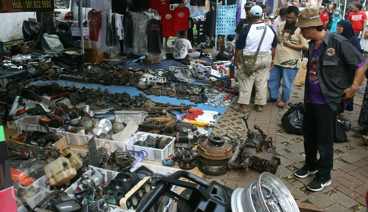 Pengunjug melihat sejumlah produk di pameran Tumplek Blek 2017, Jakarta, Sabtu (1/4). Otobursa Tumplek Blek 2017 menampilkan sekitar 400 lapak dan bursa seputar dunia otomotif, spare parts, aksesori, dan banyak lagi. (Liputan6.com/Angga Yuniar)