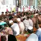 Orang meudikee, dan warga gotong royong menyambut perayaan kanduri mulod. (Liputan6.com/Rino Abonita)