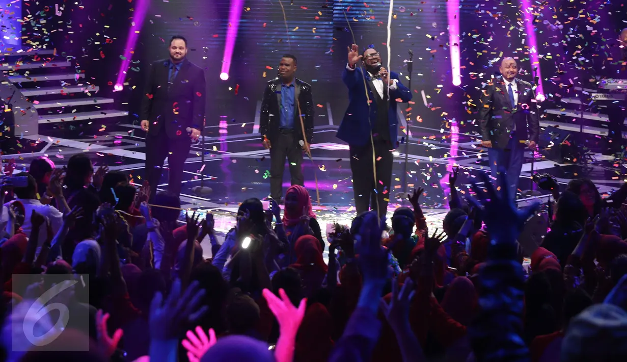 Kemeriahan acara Golden Memories International saat menampilkan Grup musik All 4 One di Studio 5 Indosiar, Jakarta, Selasa (10/1). (Liputan6.com/Herman Zakharia)