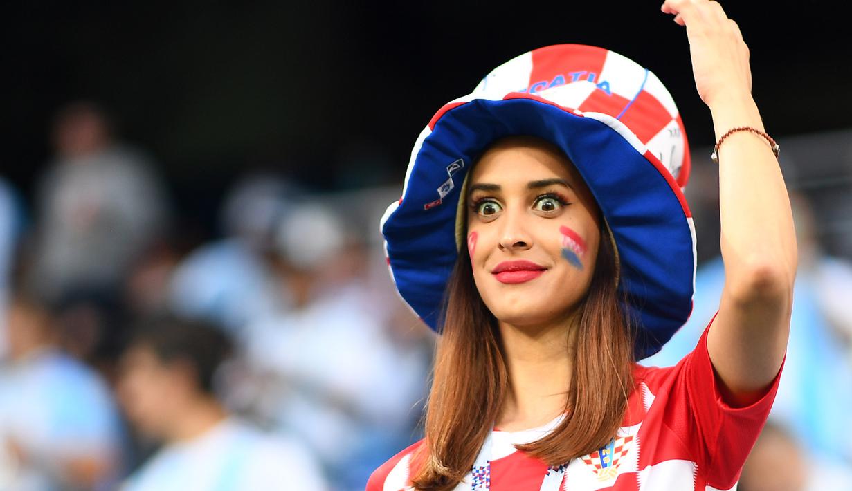 Senyum fans cantik Kroasia saat menyaksikan laga grup D Piala Dunia 2018 di Nizhny Novgorod Stadium, Nizhny Novgorod, (21/6/2018). Kroasia menang 3-0. (AFP/Johannes Eisele)