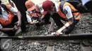 Petugas mengukur kerusakan rel pasca (KRL) Commuter Line Bogor-Tanah Abang yang anjlok di jalur Manggarai arah Sudirman, Jakarta, Rabu (18/5). KRL ka 1517 anjlok pada pukul 06.18 di km 5+4. (Liputan6.com/Faizal Fanani)