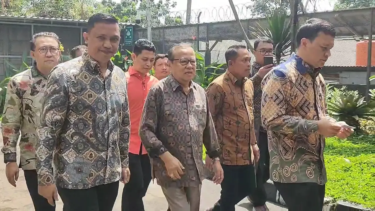 Uskup Agung Jakarta, Kardinal Ignatius Suharyo, menjenguk Sekretaris Jenderal PDI Perjuangan (PDIP), Hasto Kristiyanto di rumah tahanan Komisi Pemberantasan Korupsi (KPK) pada Senin (14/4/2025).