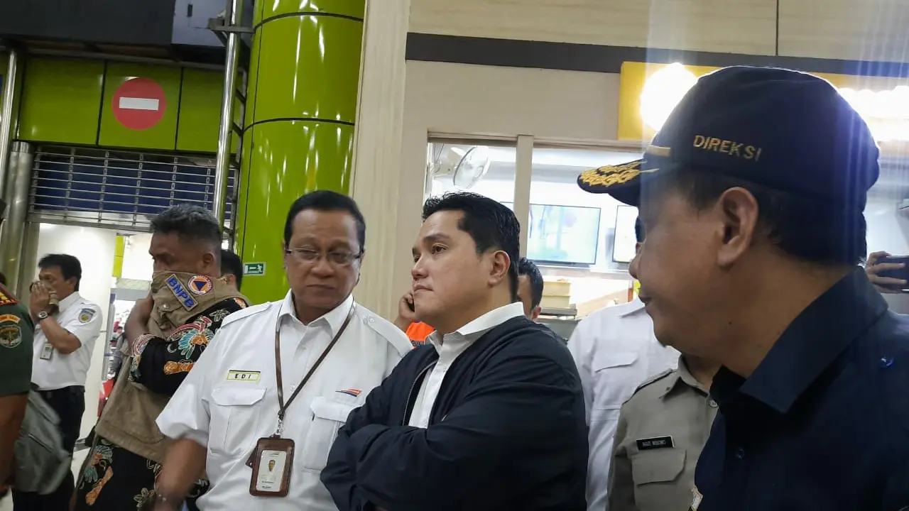 Penyemprotan Disenfektan di Stasiun Gambir