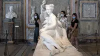 Patung "Paolina Borghese Bonaparte as Venus Victrix", sebuah patung marmer yang dibuat pada 1805--1808 oleh Antonio Canova yang berada di museum Galleria Borghese di Roma pada 19 Mei 2020. (TIZIANA FABI / AFP)
