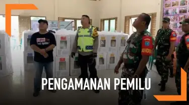 Polri dan TNI Singkawang lakukan patroli bersama di wilayah perbatasan hari Minggu (14/4). Patroli dilakukan untuk memastikan keamanan dan kesiapan jelang pencoblosan tanggal 17 April mendatang.