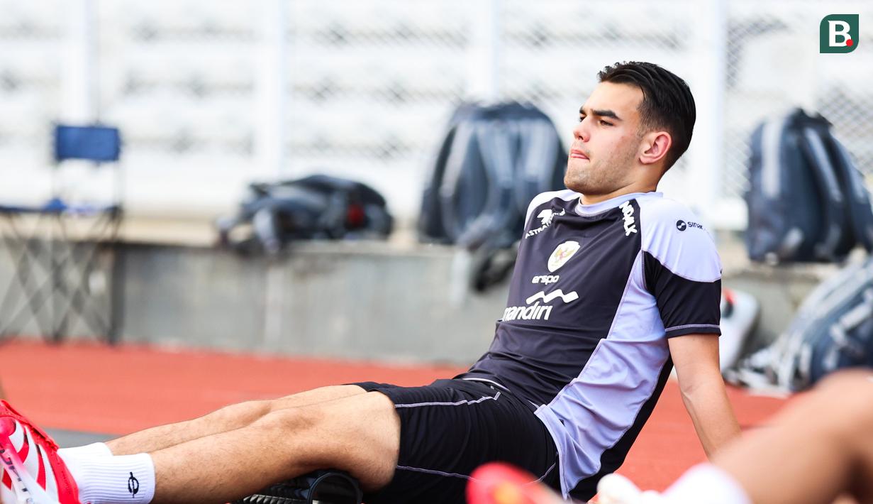 Jens Raven terlihat santai pada sesi latihan bersama Timnas Indonesia U-20 di Stadion Madya, Gelora Bung Karno, Jakarta, Rabu (5/2/2025). (Bola.com/Abdul Aziz)