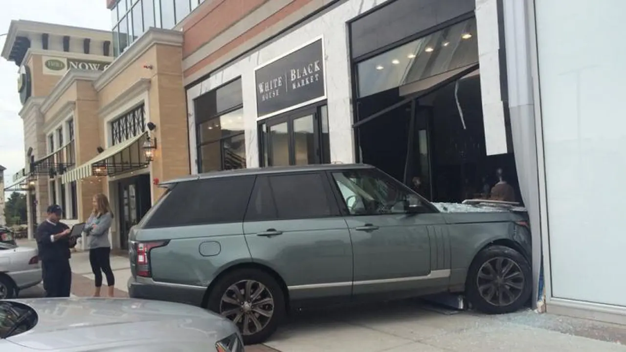 Gara-gara Sendal Jepit Nyangkut, Range Rover Tabrak Toko Baju