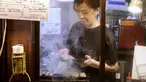 Seorang pemilik bar menyiapkan Yakitori di area jalan malam belakang pusat kota Tokyo (4/10/2019). Yakitori merupakan sate khas dari Jepang yang umumnya menggunakan daging ayam. (AP Photo/Mark Baker)