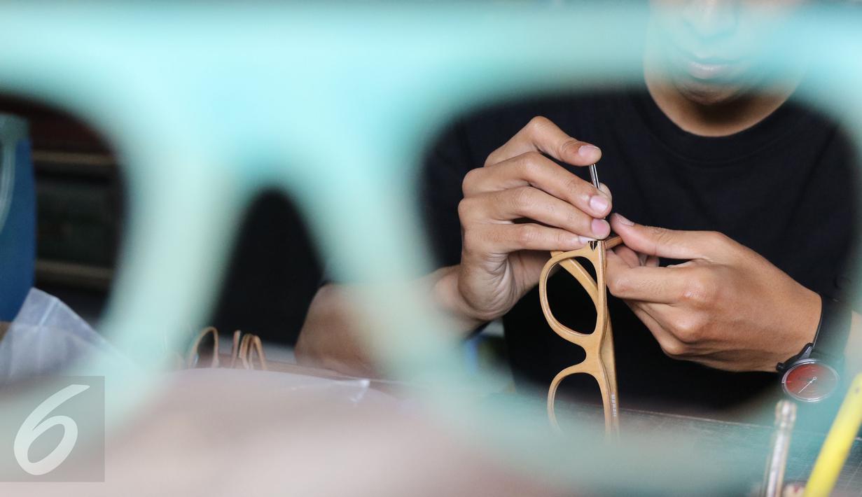 Intip Proses Pembuatan Kacamata Kayu dari Papan Skateboard 
