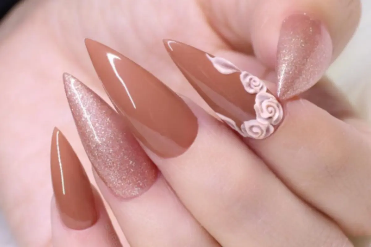 Potret Nail Art dengan Bentuk Kuku Selancip Pisau