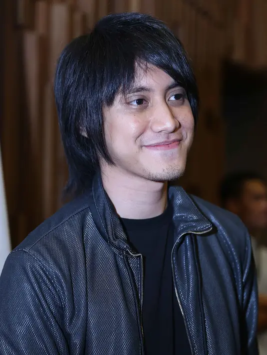 Lebih lama di industri musik, pemilik nama Kevin Aprilio Sumaatmadja ini banyak memberikan masukan pada teman duetnya nanti. (Nurwahyunan/Bintang.com)