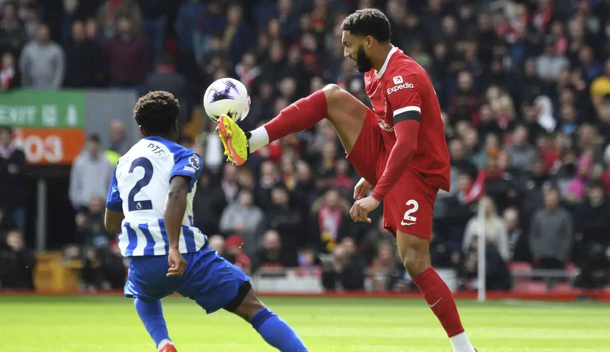 Bek Liverpool, Joe Gomez (kanan) mengontrol bola di depan gelandang Brighton and Hove Albion, Tariq Lamptey pada laga pekan ke-30 Premier League 2023/2024 di Anfield Stadium, Liverpool, Minggu (31/3/2024). (AP Photo/Rui Viera)