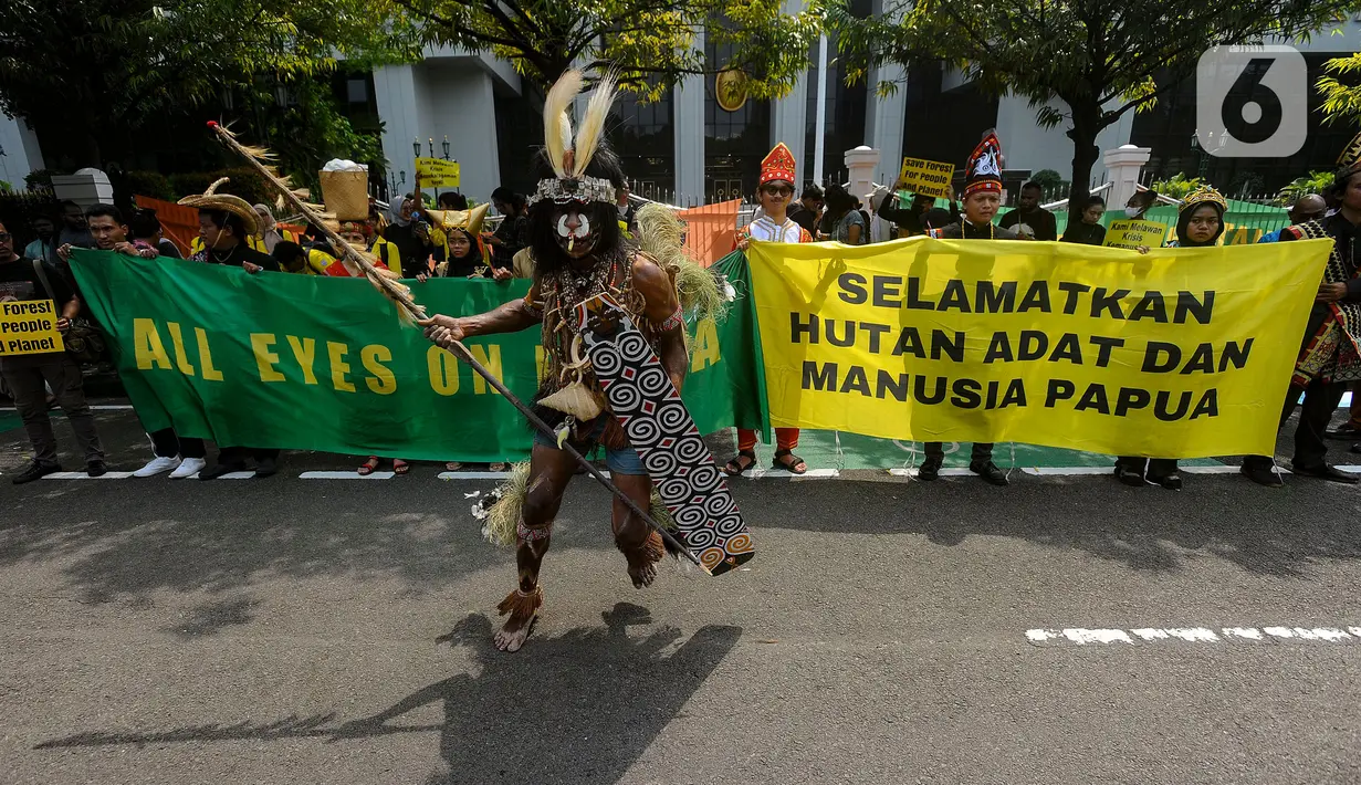 Puluhan orang dari Masyarakat Adat Papua Barat Awyu dan Moi, bersama dengan sejumlah aktivis lingkungan hidup, berkumpul di depan Gedung Mahkamah Agung di Jakarta. (merdeka.com / Arie Basuki)