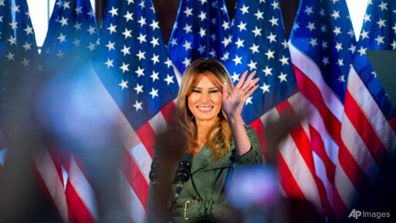 Ibu negara Melania Trump berbicara dalam rapat umum kampanye pada 27 Oktober 2020 di Atglen, Pennsylvania. (Foto: AP / Laurence Kesterson)