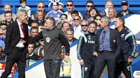 Pelatih Chelsea, Jose Mourinho (kedua dari kanan) bersitegang dengan Arsene Wenger (pelatih Arsenal) saat kedua tim berlaga di lanjutan Liga Primer Inggris di Stadion Stamford Bridge, (5/10/2014). Chelsea Unggul 2-0 atas Arsenal. (AFP PHOTO/Adrian Dennis)