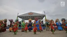 Sekelompok penari lengkap dengan ondel-ondel memeriahkan acara 'Explore Indonesia' di Pantai Lagoon, Ancol, Sabtu (23/6). Atraksi tersebut merupakan bagian dari perayaan HUT ke-491 DKI Jakarta yang jatuh pada 22Juni 2018. (Merdeka.com/Iqbal S. Nugroho)