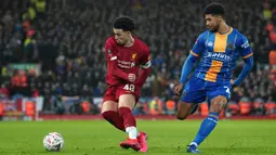 Pemain Liverpool Curtis Jones (kiri) duel bola dengan pemain Shrewsbury Town Josh Laurent pada pertandingan ulang babak keempat Piala FA di Anfield Stadium, Liverpool, Inggris, Selasa (4/2/2020). Liverpool menang 1-0. (AP Photo/Jon Super)